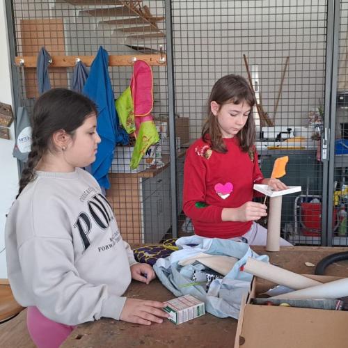 Mädchen beim kreativen Arbeiten