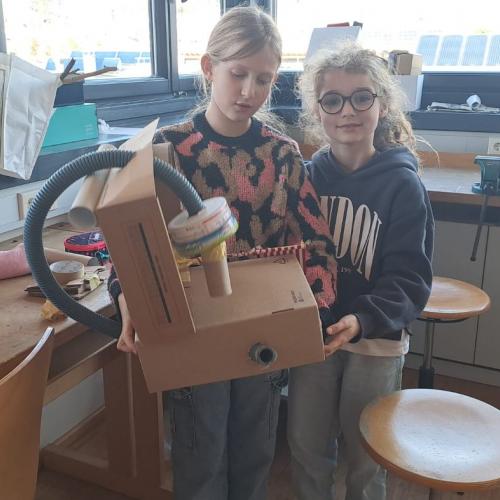 2 Mädchen zeigen stolz ihre Kugelbahn