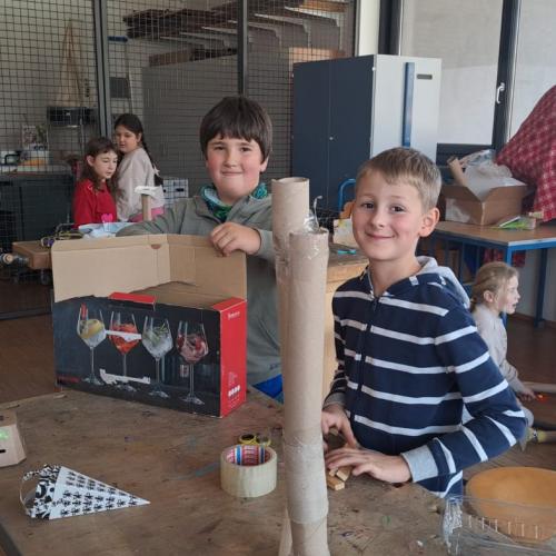 2 Buben präsentieren ihre noch nicht fertige Kugelbahn