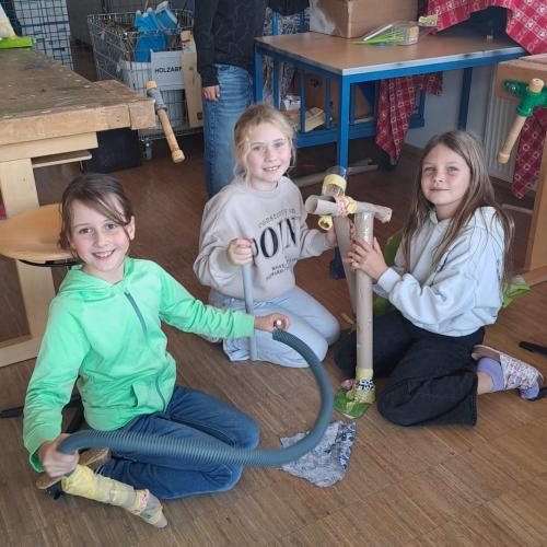 3 Mädchen präsentieren ihr Kunstwerk