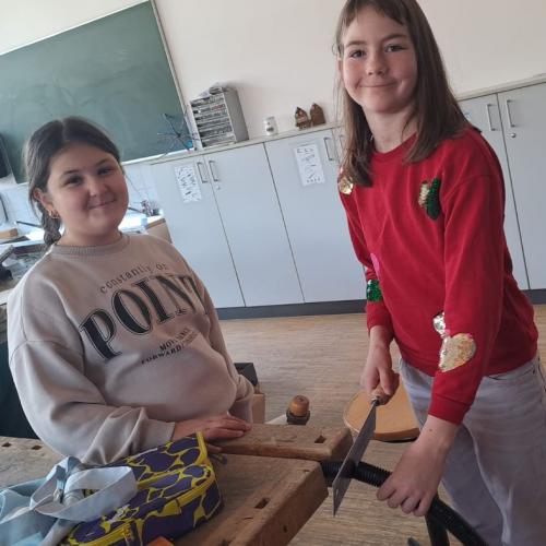 2 Mädchen beim Arbeiten