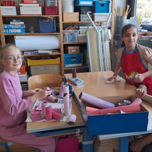 2 Mädchen beim Arbeiten