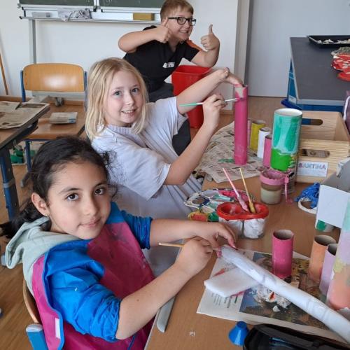 man sieht Kinder beim Arbeiten