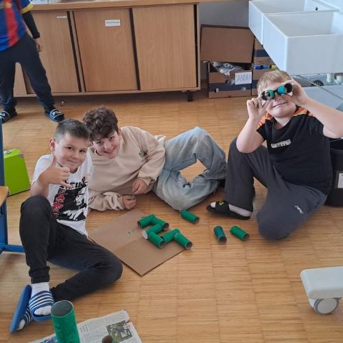 3 Buben präsentieren cool ihre Kugelbahn