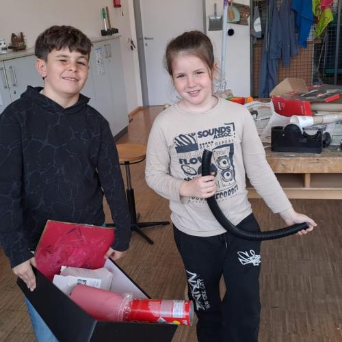 2 Buben zeigen ihre fertige Kugelbahn