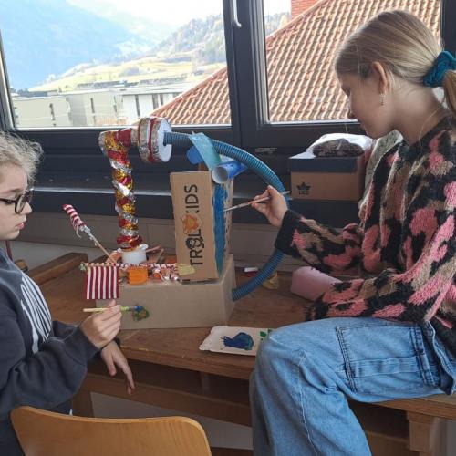 2 Mädchen beim gemeinsamen Arbeiten