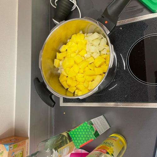 Suppentopf mit geschnittenen Kartoffelstückchen