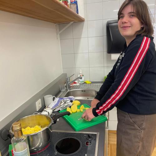 Mädchen schneidet Kartoffeln