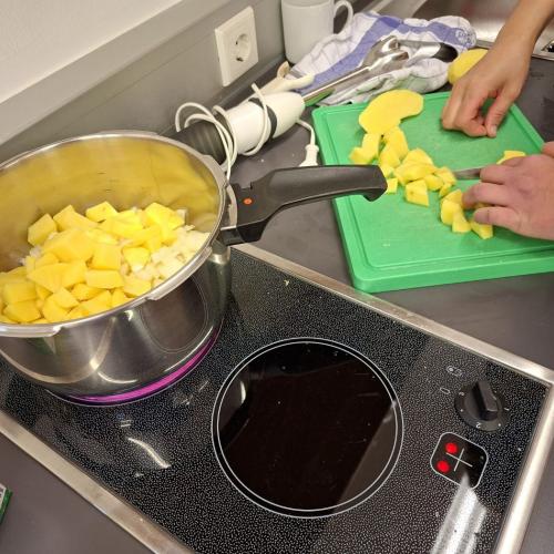 Bei der Arbeit - schneiden der Kartoffeln