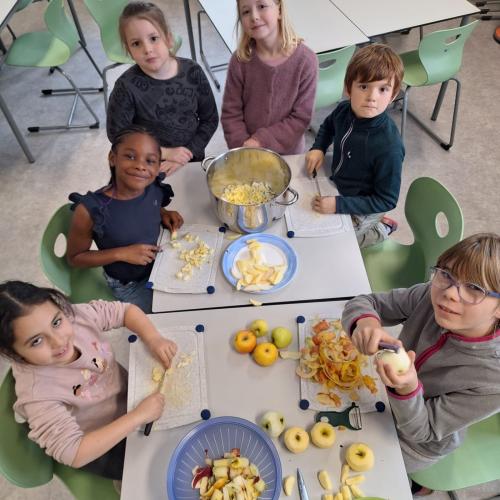 gemeinsam schneiden macht Spaß, fröhliche Kinder lachen in die Kamera