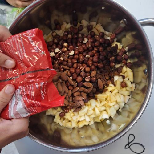 nächste Zutat wird hinzugefügt - die Schüssel wird immer voller