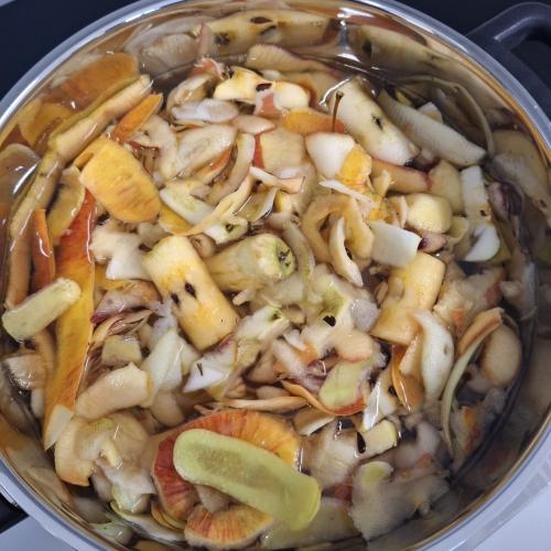 Apfelschalen werden zu einem Tee gekocht