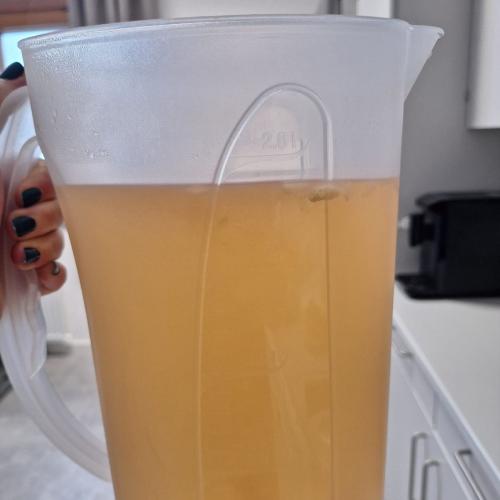 Apfeltee in der Kanne, bereit zum Trinken