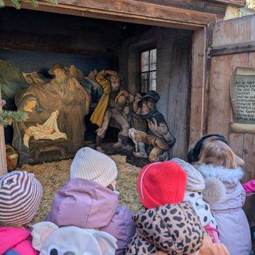 Kinder betrachten eine krippe