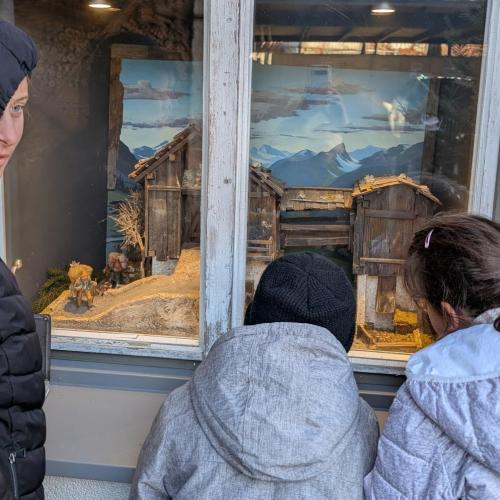 Kinder betrachten krippe