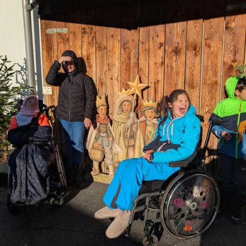 Unser stehen vor einer krippe