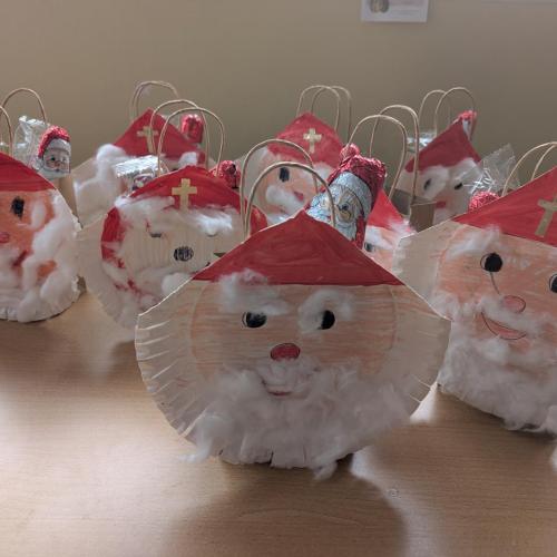 Selbst gebastelte Nikoläuse