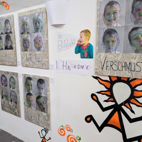 Fotos mit Kindergartenkinder mit Farbkreisen