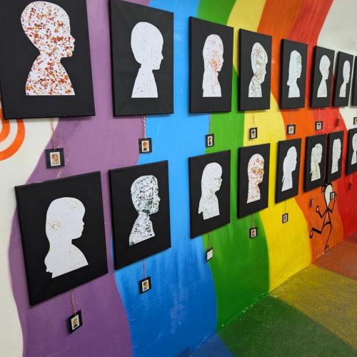 Scherenschnitt aus tonpapier vom Profil der kinder