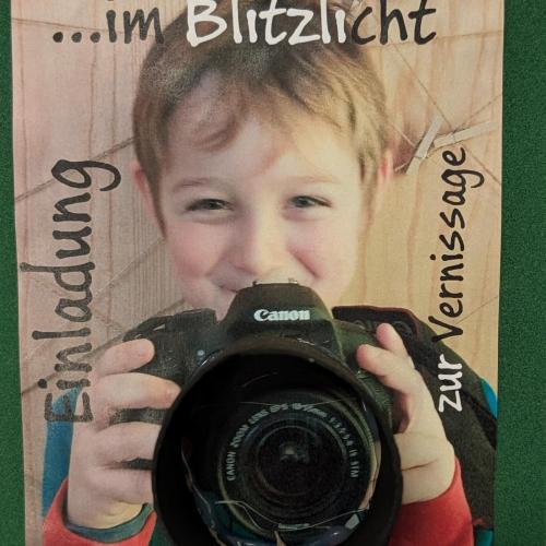Einladungskarte für Ausstellung mit einem Kind und einer Kamera 