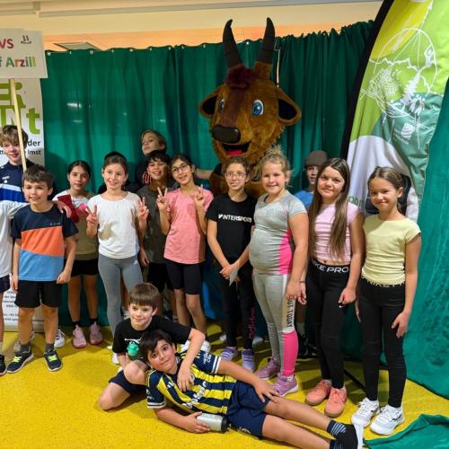 4. Klasse Gruppenfoto mit Maskottchen