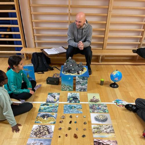 Robi hat viele Materialien und Gegenstände mitgebracht