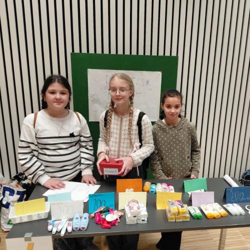 3 Mädchen hinter ihrem Marktstand