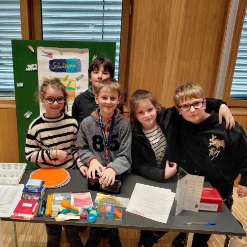 5 Kinder hinter ihrem Marktstand