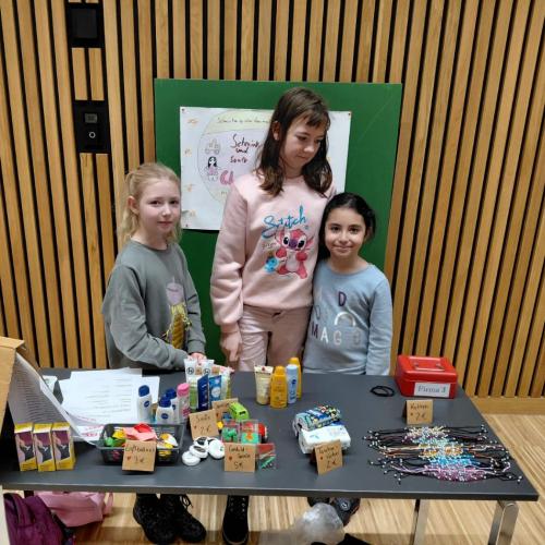 3 Mädchen hinter ihrem Marktstand