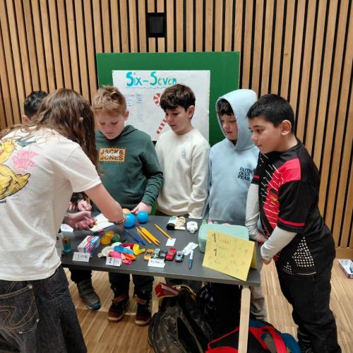 Buben hinter ihrem Marktstand werden beraten