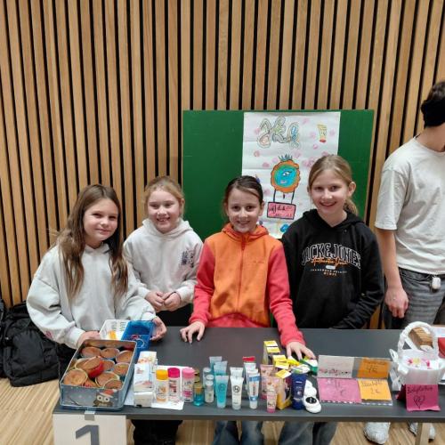 Mädchen hinter ihrem Marktstand