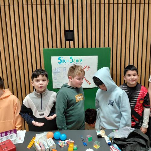 Buben hinter ihrem Marktstand