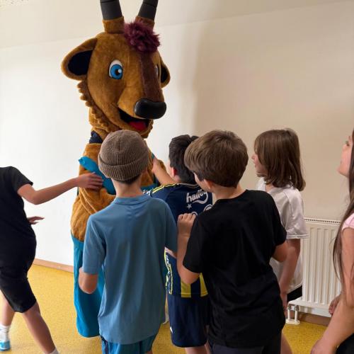 ein paar Spieler mit dem Maskottchen