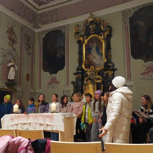 Singprobe hinter dem Altar