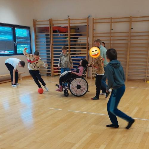 auch im Rollstuhl kann Fußball gespielt werden