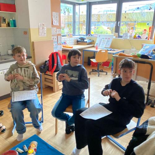 Musikstation: 3 Buben singen und gebärden dazu