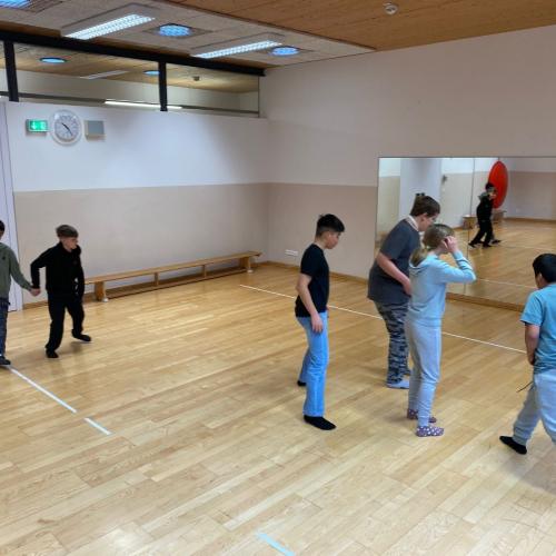 im Bewegungsraum - beim Fußballspiel