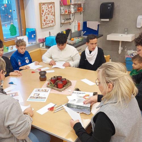 Sterne basteln am Gruppentisch
