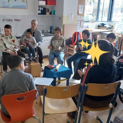 Kinder singen und musizieren miteinander