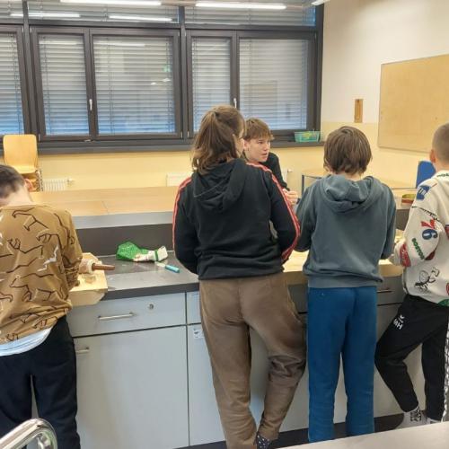 in der Küche beim Kekse backen