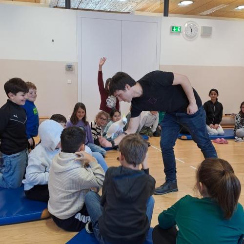 Beri kommt mit dem Kakadu nahe an die Kinder