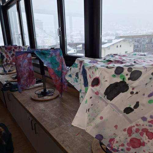 Seidentücher trocknen auf Stühlen