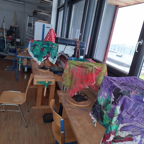 Seidentücher trocknen auf Stühlen