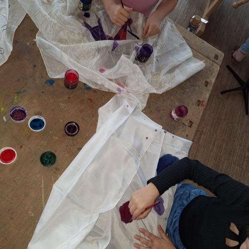 Kinder beim Seidenmalen