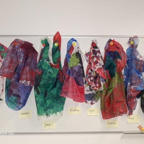 fertige Seidentücher ausgestellt