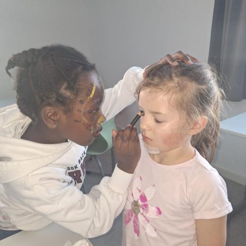 Mädchen schminkt ein anderes Mädchen