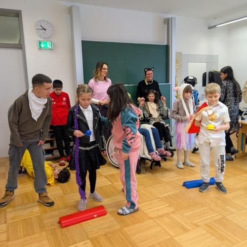 verkleidete Kinder beim Spielen