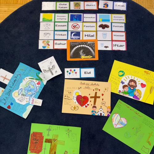 die Plakate gesammelt auf einem Teppich