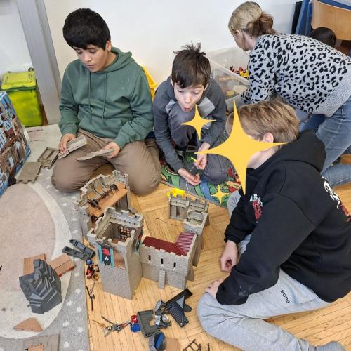 Die drei Buben beim Bauen