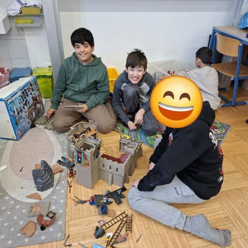 die stolzen Buben präsentieren die Burg